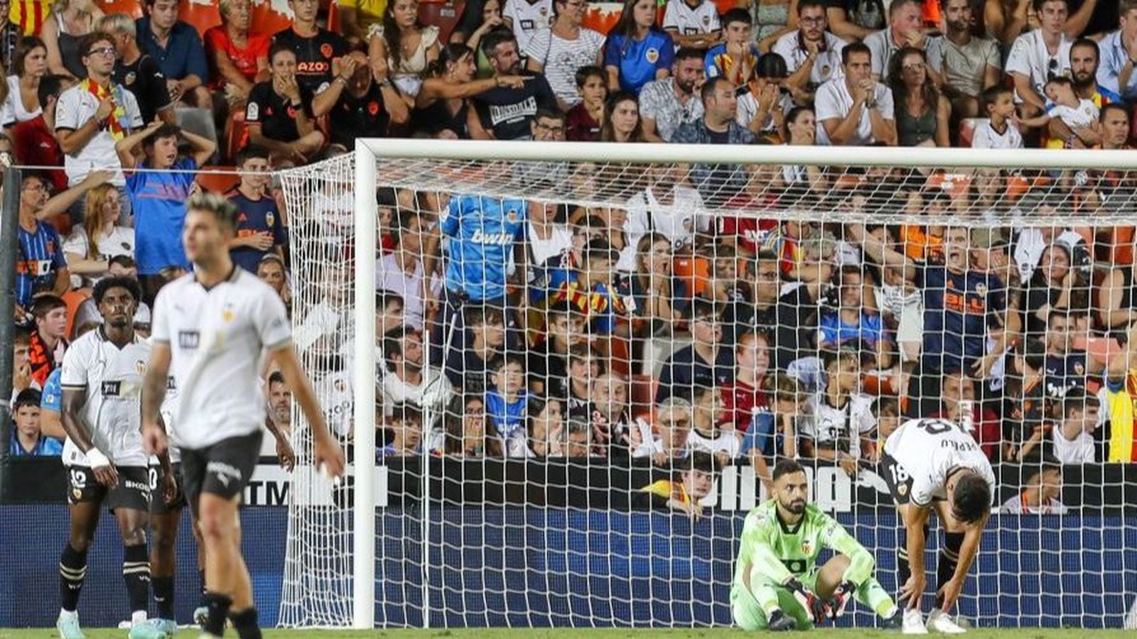 Els jugadors del València, decebuts després del gol de Nacho Vidal