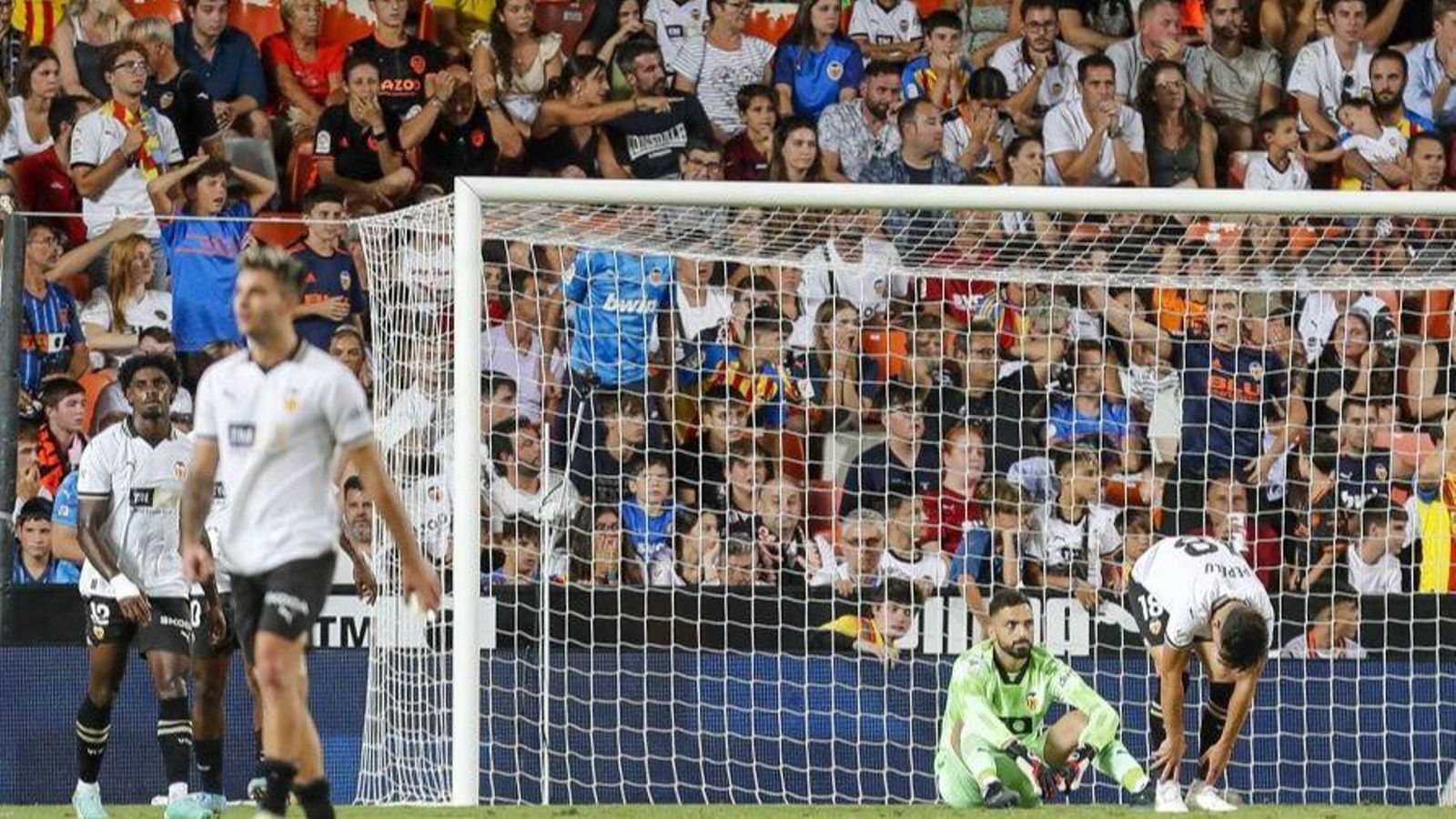 Els jugadors del València, decebuts després del gol de Nacho Vidal Els jugadors del València, decebuts després del gol de Nacho Vidal