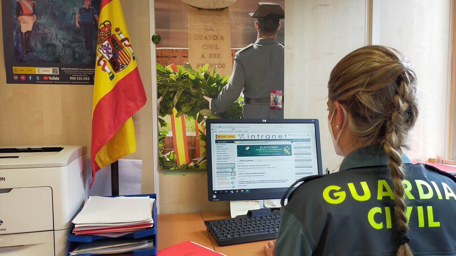 Una agent investiga en un ordenador