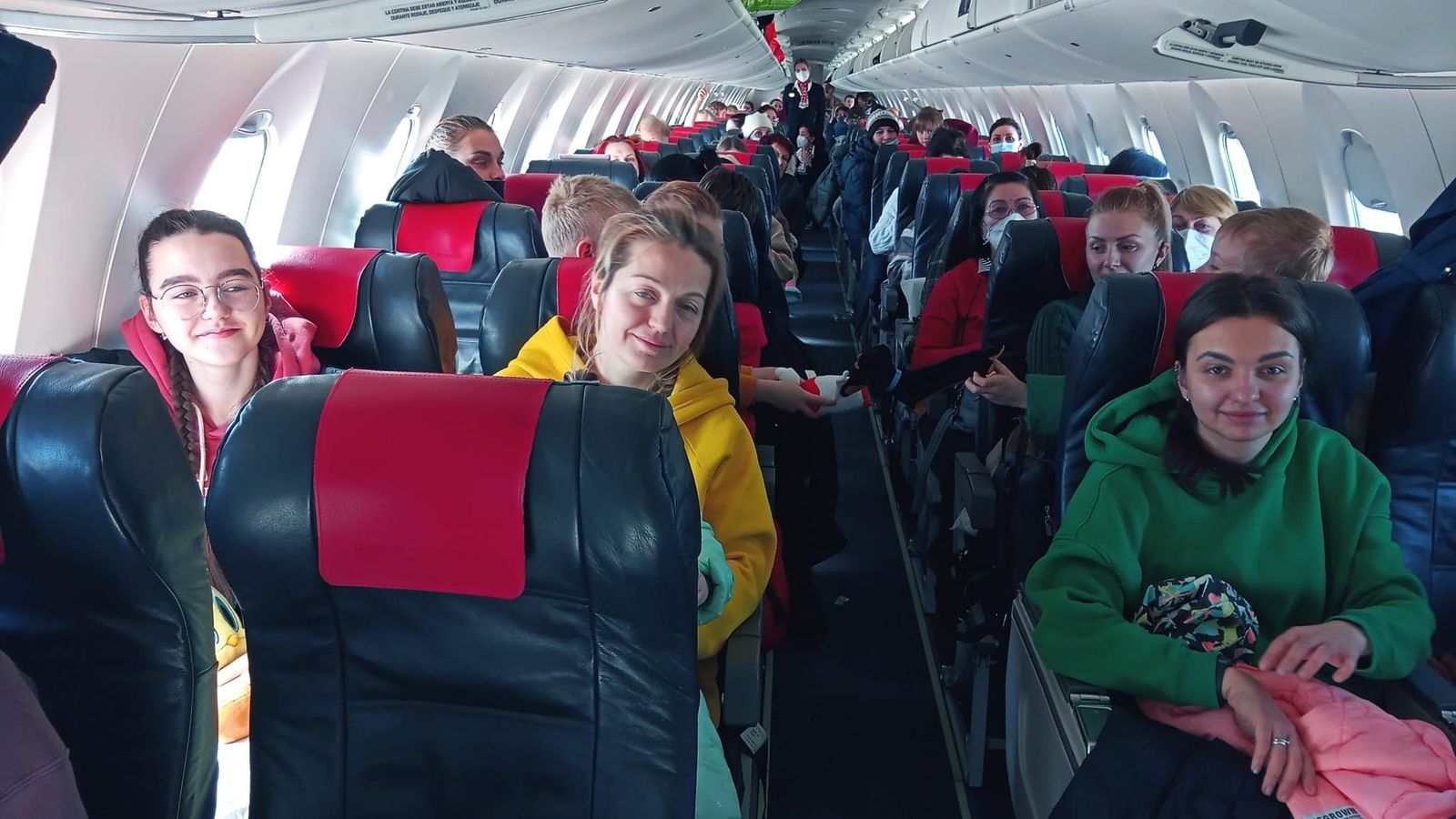 Avió d'Air Nostrum amb refugiades ucraïneses arriba a València