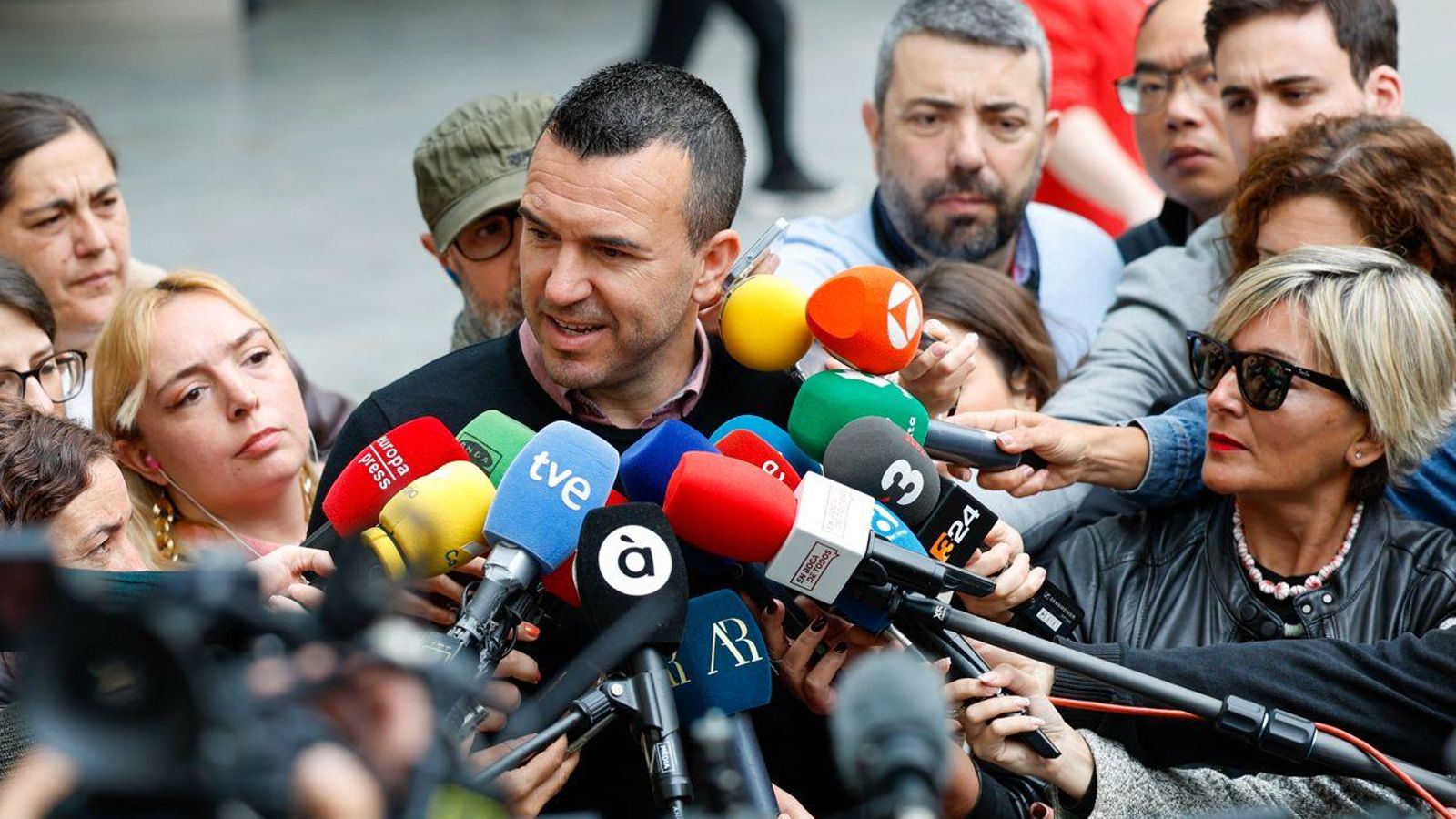 Mompó aten els mitjans abans d'entrar a declarar com a testimoni en el juí per la dana