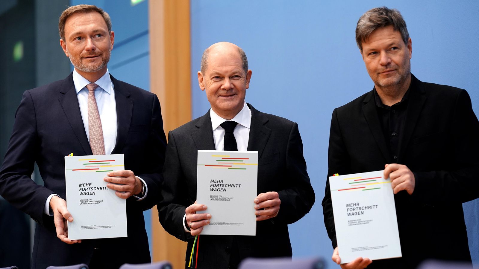Christian Lindner (FDP), Olaf Scholz (SPD) i Robert Habeck (Verds) posen després de signar l'acord de coalició aquest dimarts a Berlín, Alemanya / Clemens BIlan (efa)