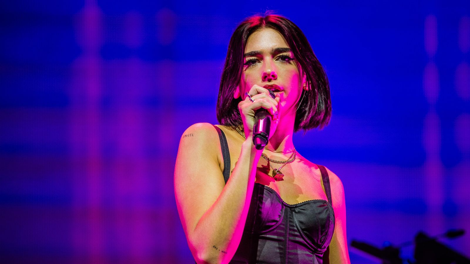 La cantant Dua Lipa, durant un concert (arxiu)