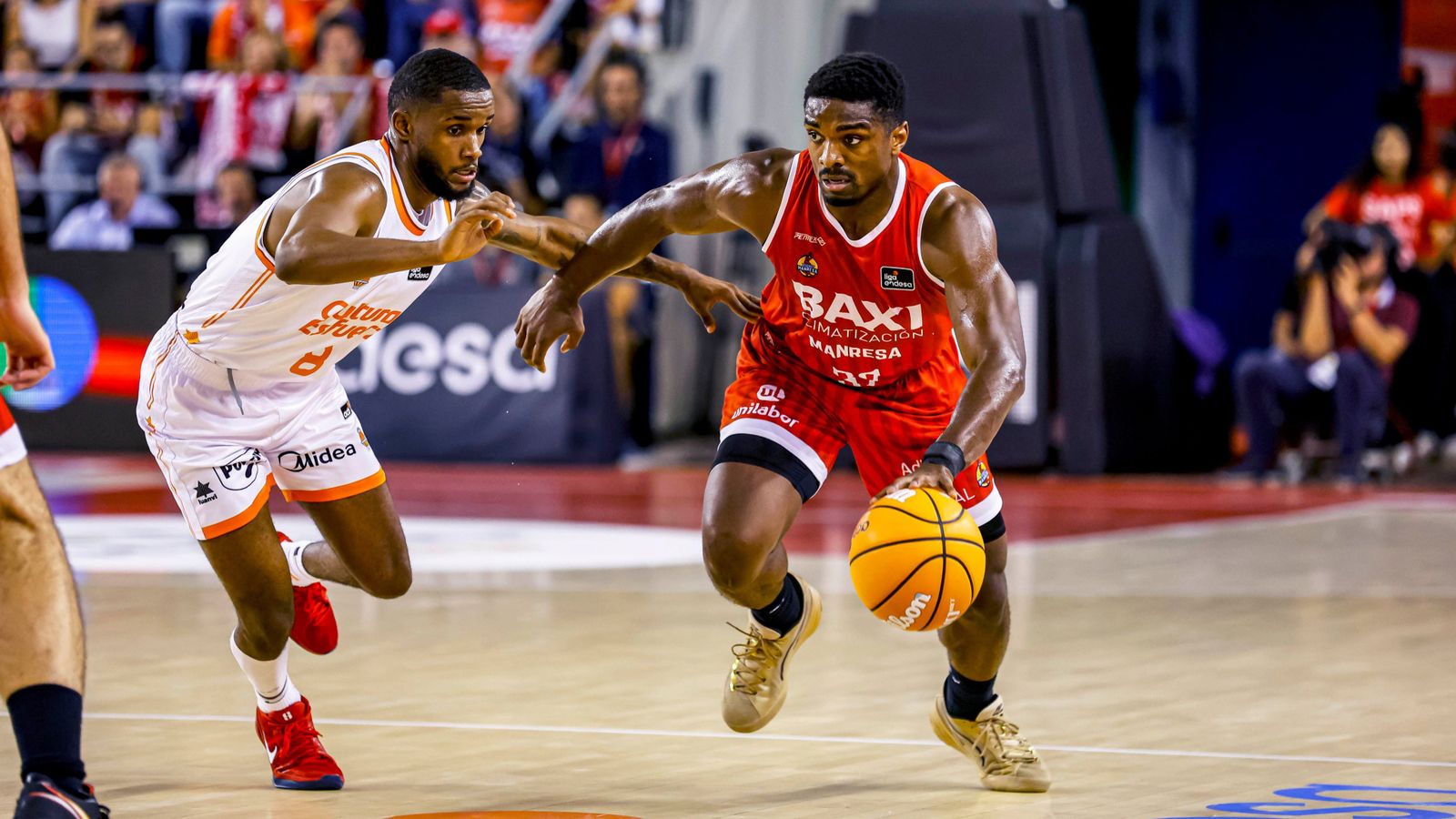 Imatge del partit entre el Baxi Manresa i el València Basket