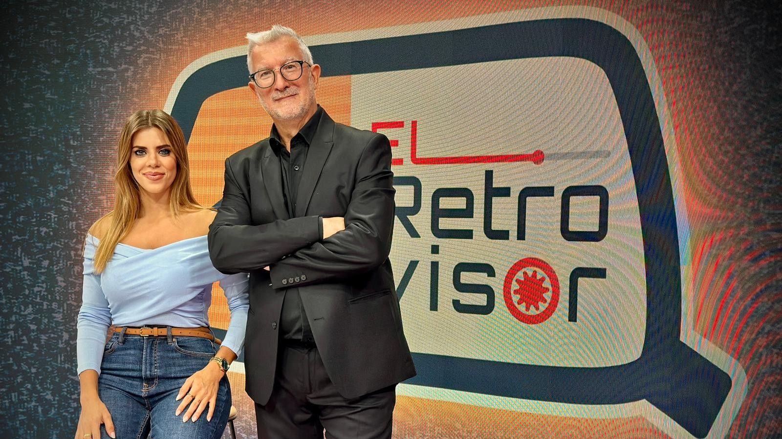 Anaïs Ordóñez i Josep Ramon Lluch presenten cada dissabte per la nit el programa 'El retrovisor' en À Punt
