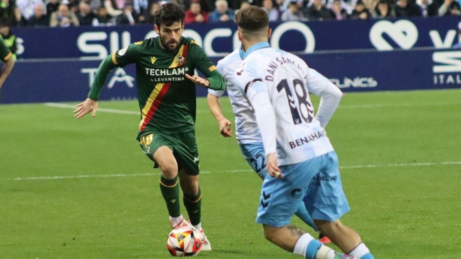 Iago Indias, en una acció del partit