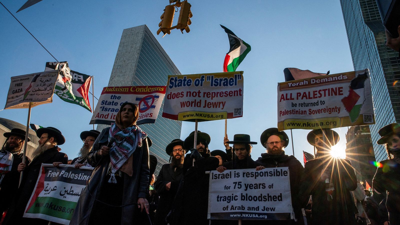 Un grup de jueus protesta a les portes de l'Assemblea de l'ONU a Nova York contra l'operació militar d'Israel