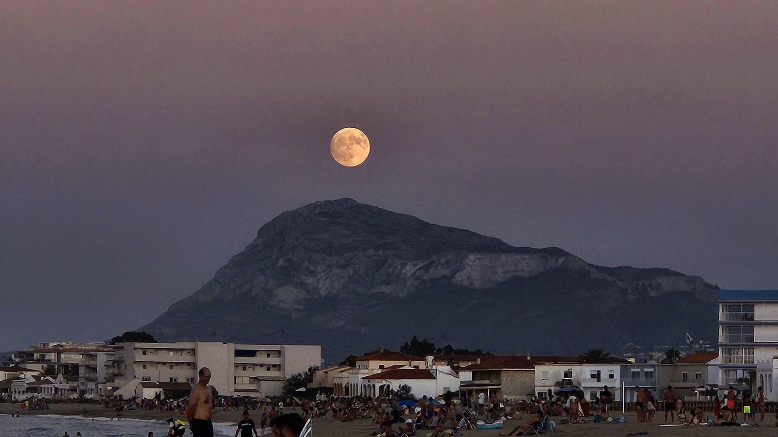 LLUNA DES DE DÉNIA