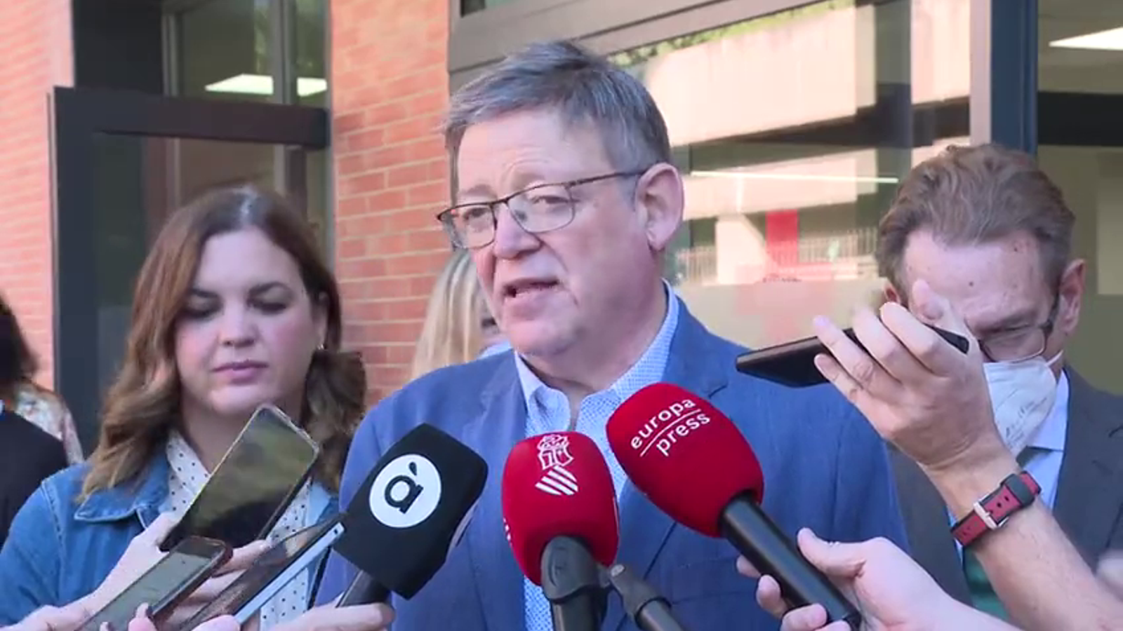 El president Ximo Puig atenent als mitjans aquest dissabte a València