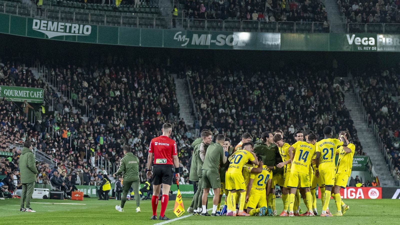 Els jugadors del submarí celebren un gol al Martínez Valero, en l'última victòria grogueta