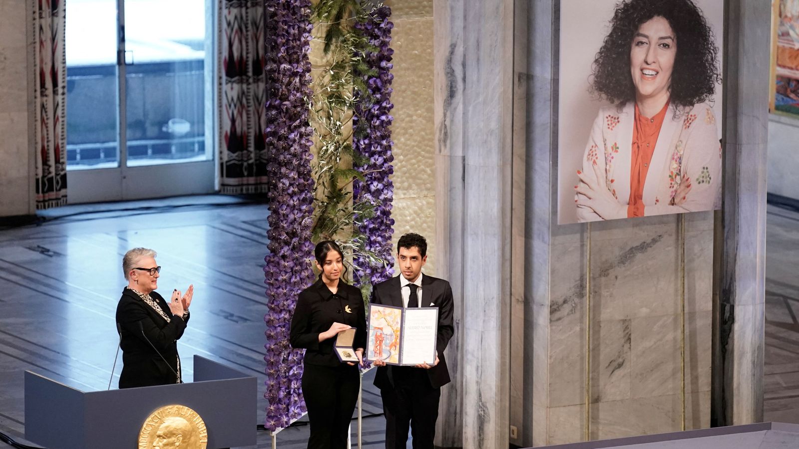 Kiana i Ali Rahmani, fills de l'activista iraniana Narges Mohammadi, reben el Nobel de la Pau en nom de la seua mare