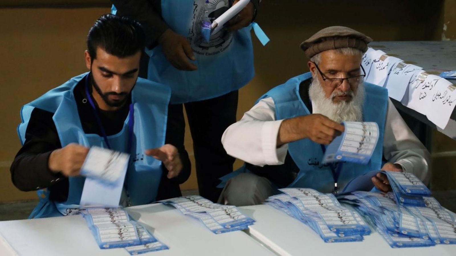 Treballadors de la comissió electoral afganesa recompten vots a Kabul