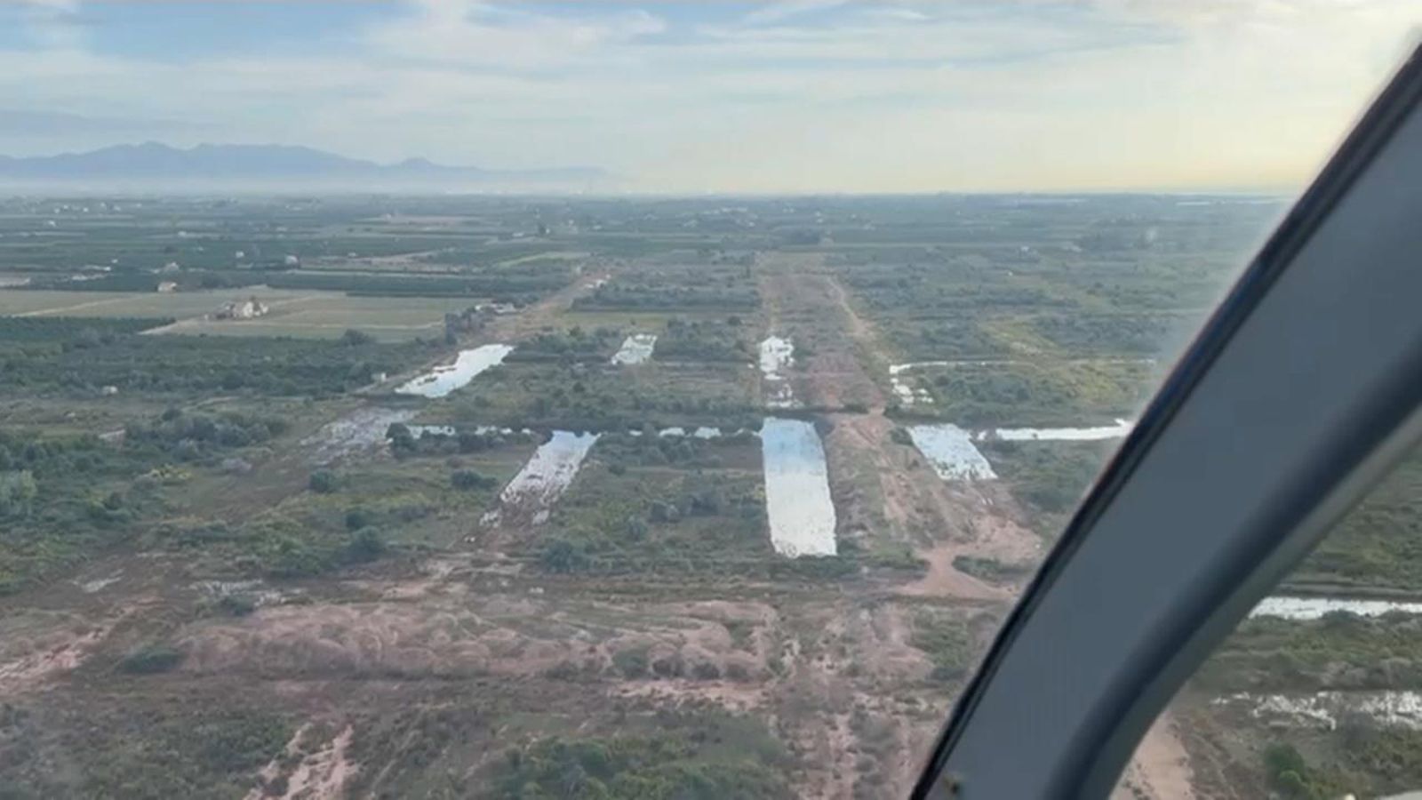Un helicòpter fumiga les zones humides inaccessibles per terra