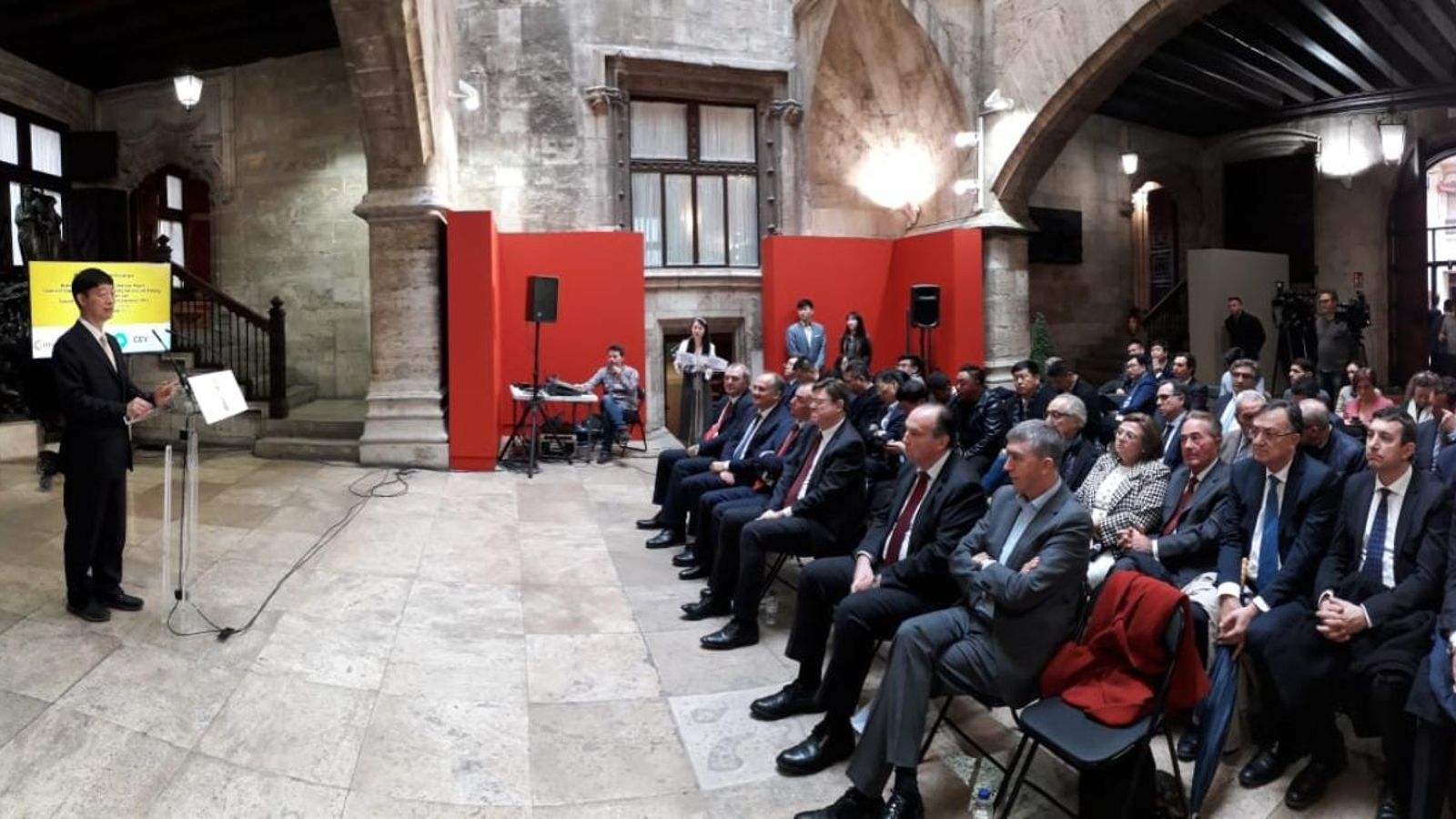 La delegació durant l'acte de hui