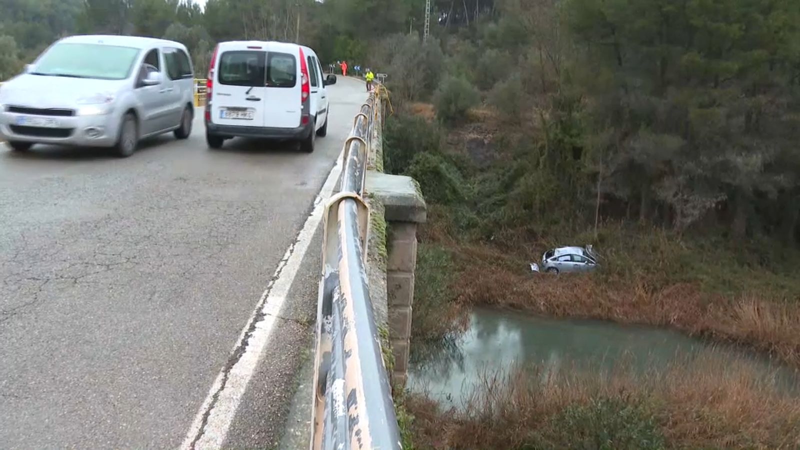 El vehicle ha caigut des d'una alçada apròximada de quinze metres