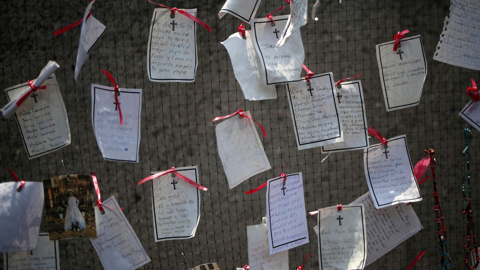 Missatges de record per a les víctimes de la pandèmia al memorial de la basílica de Guadalupe, a Ciutat de Mèxic Missatges de record per a les víctimes de la pandèmia en el memorial de la basílica de Guadalupe, en Ciutat de Mèxic