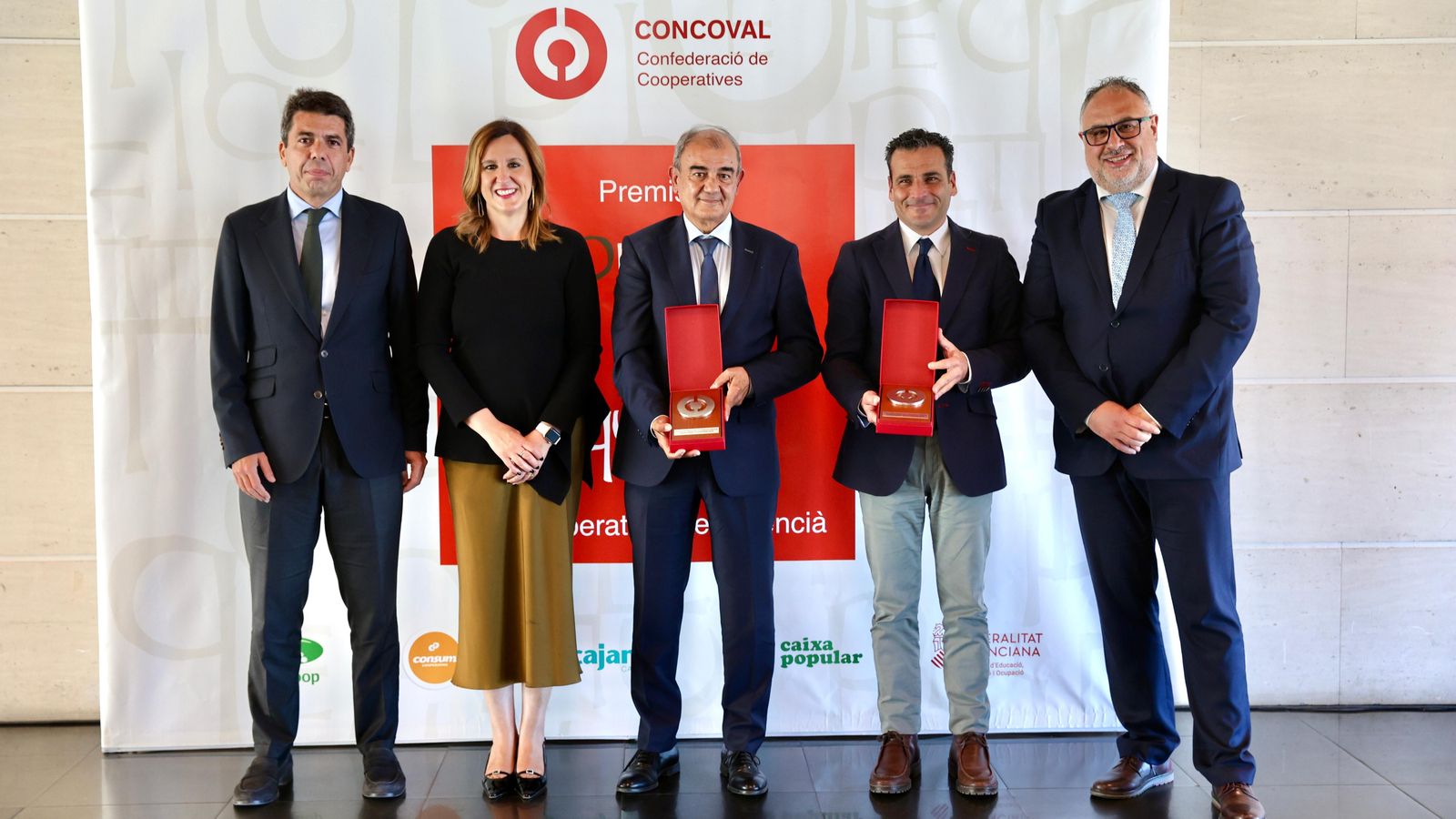 Els guardonats de la XV edició dels Premis Pepe Miguel, Juan Antonio Pedreño i À Punt (representat pel director general de la radiotelevisió valenciana), amb el president de la Generalitat, l'alcaldessa de València i el president de Concoval president i Concoval