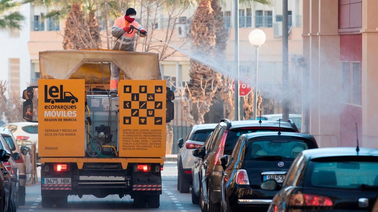 Un operari de l'ajuntament de la localitat murciana de Mula desinfecta la via pública