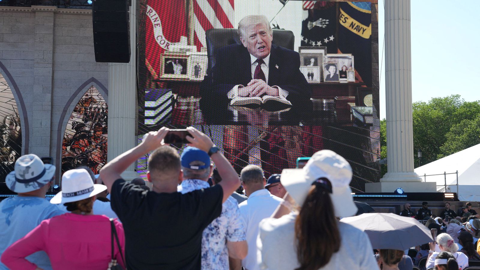 Moment del festival en què Trump va intervindre amb les mans creuades sobre un exemplar de la bíblia