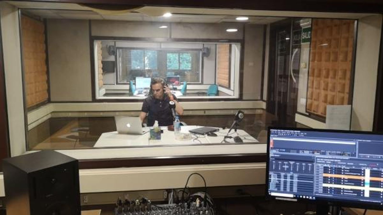 Alejandro Marín en la redacció de Castelló d'À Punt Notícies