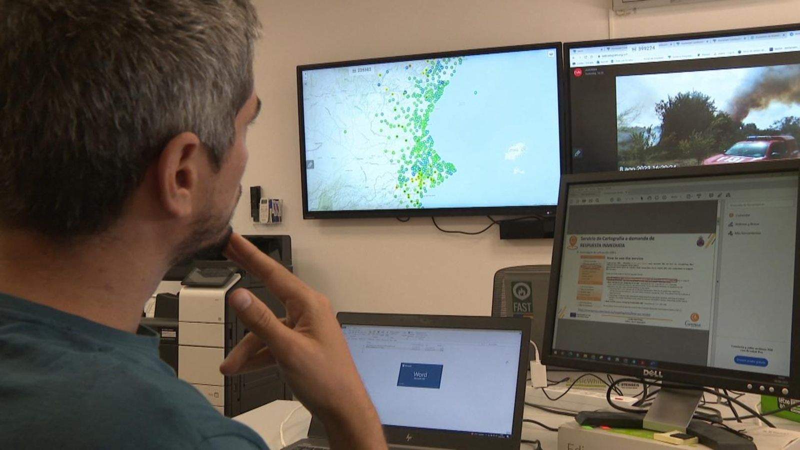 Un tècnic de la Unitat d’Anàlisi i Prevenció d’Incendis de la Generalitat