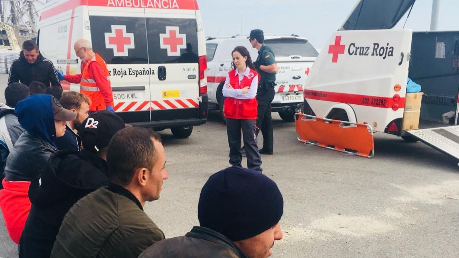 Membres de Creu Roja Alacant atenen als migrants al port