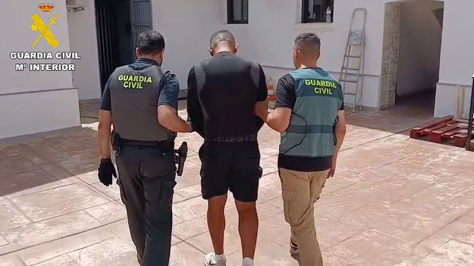 Dos agents de la Guàrdia Civil traslladen l'arrestat pels nombrosos robatoris en vehicles fins a dependències policials