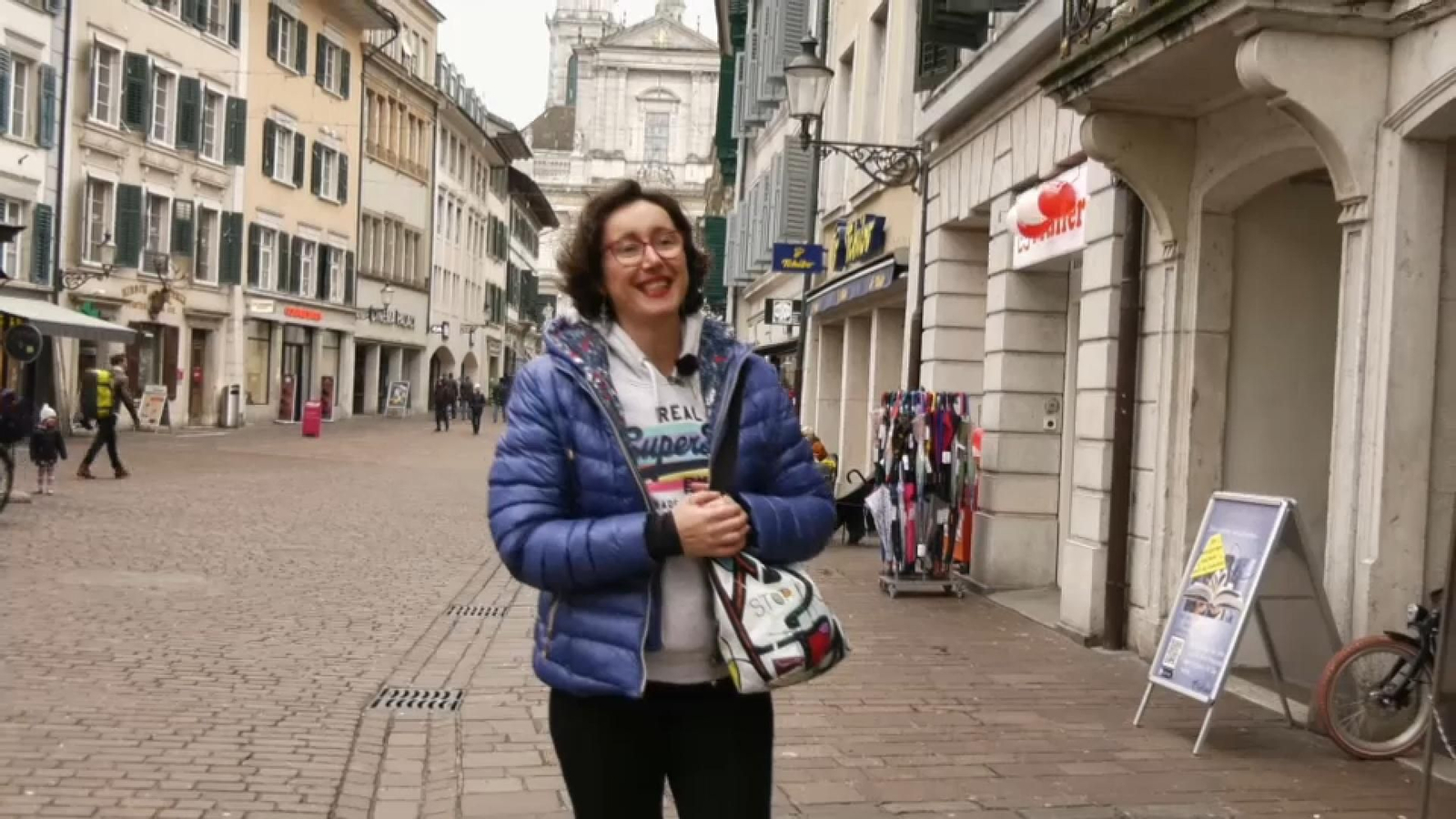 Valencians al món porta un missatge molt especial a la castellonenca Laura Soler, presentadora en una tele suïssa