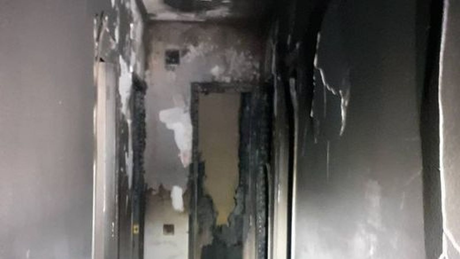 Efectes de l'incendi en el corredor de la vivenda
