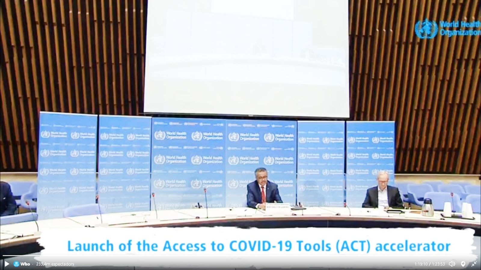 El president de l'OMS (esquerra) Tedros Adhanom Ghebreyesus modera la presentació de la iniciativa