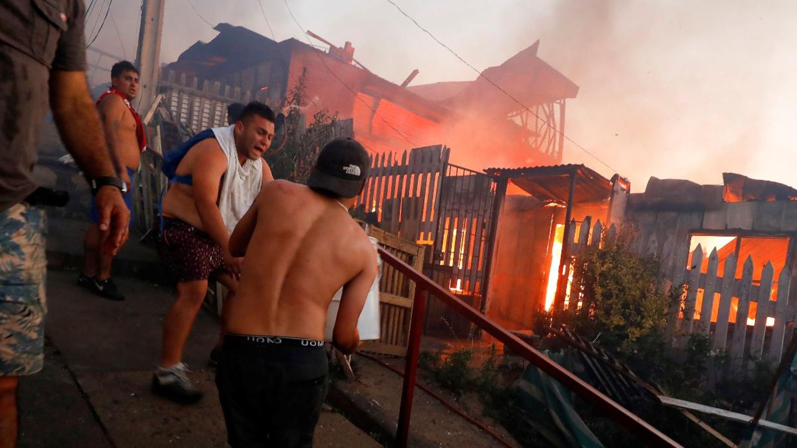 Diverses persones intenten sufocar les flames en els seus habitatges