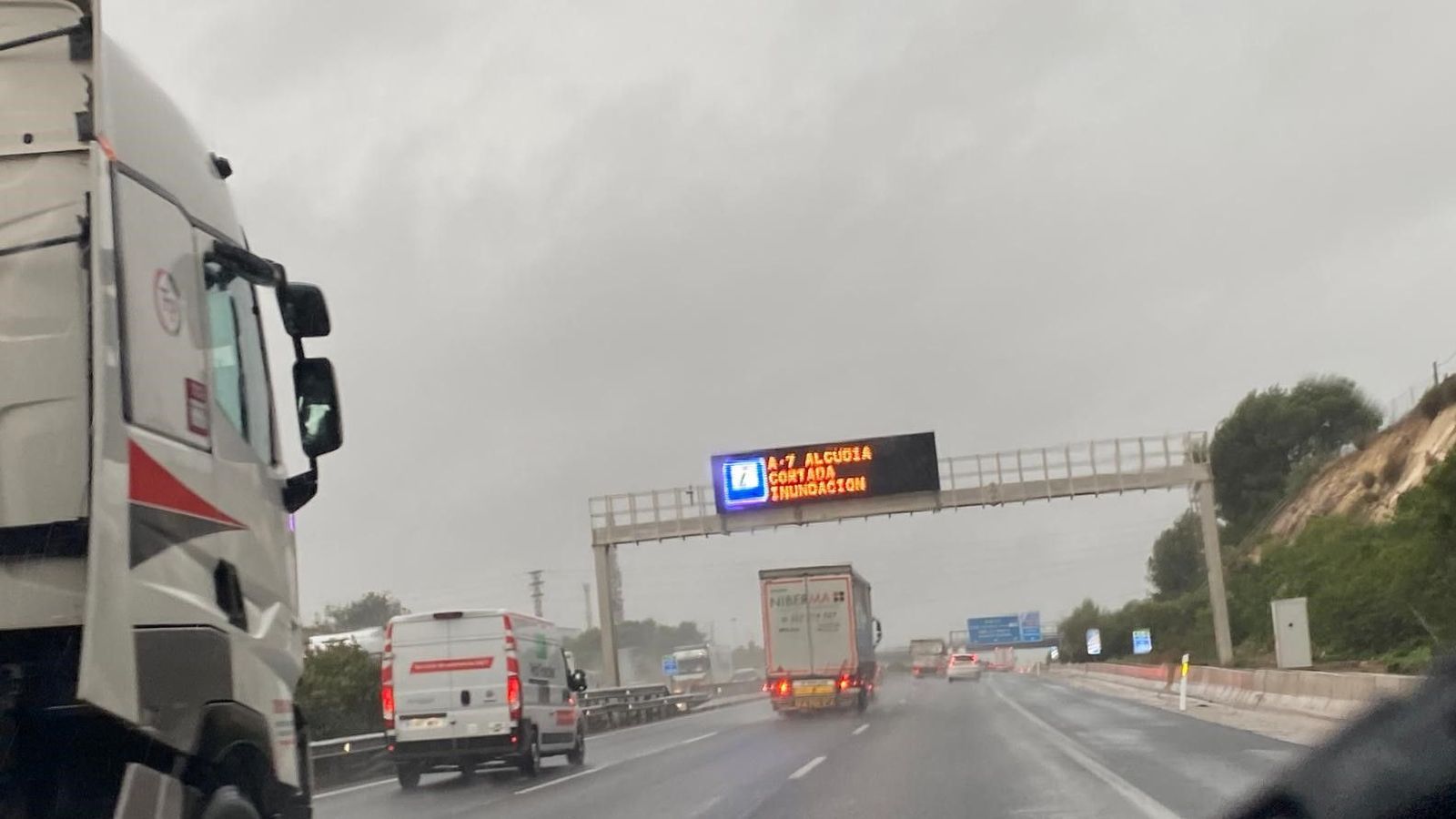 Cartell que informa del tall de l'A-7, este matí