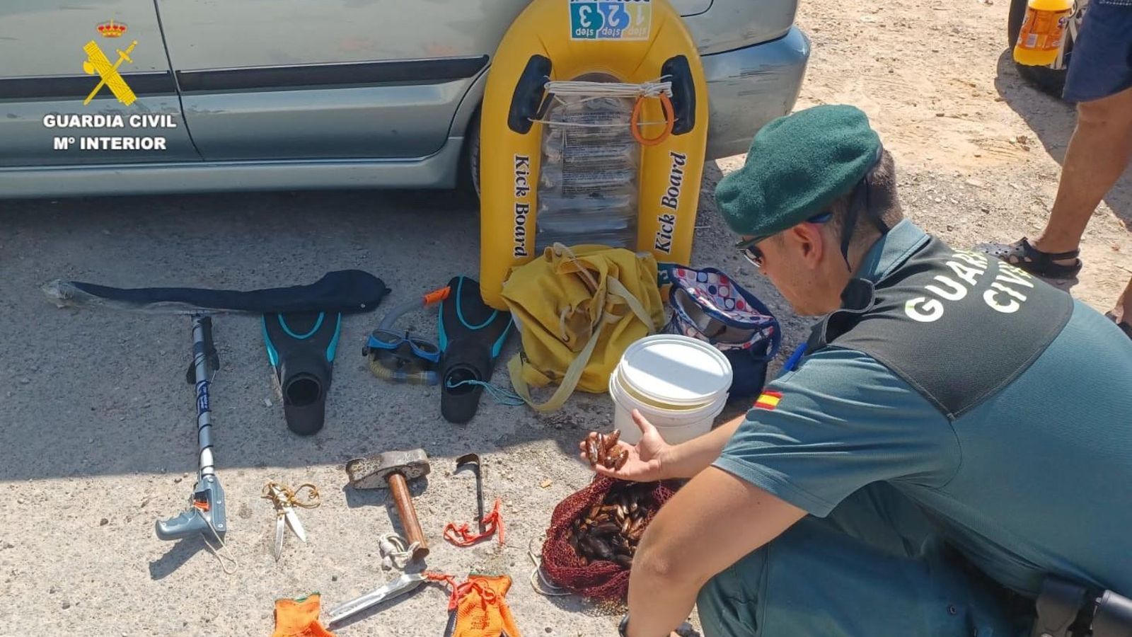 Un agent revisa el gènere requisat al presumpte infractor