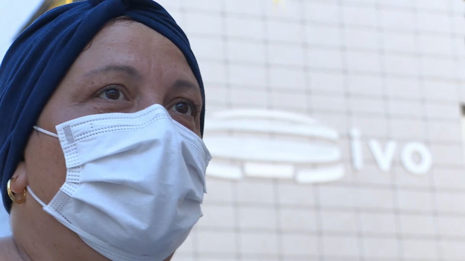 Una pacient oncològica conversa amb À Punt davant de l'IVO