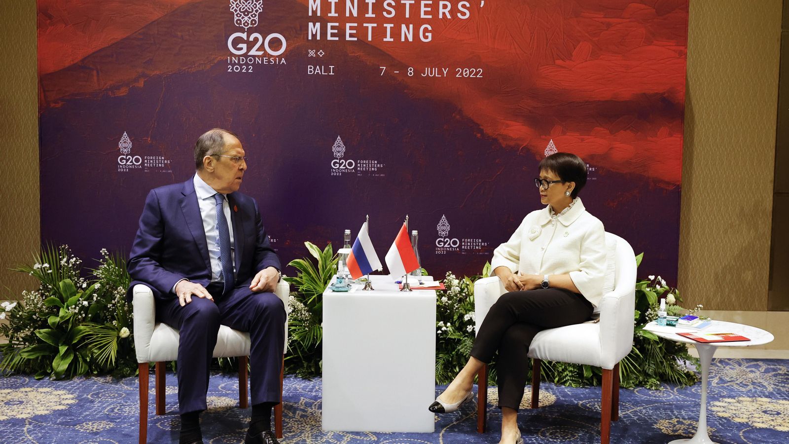 El ministre d'Afers Estrangers d'Indonèsia, Retno Marsudi, parla amb el seu homòleg rus, Serguei Lavrov, en el G20 que se celebra a Bali, Indonèsia