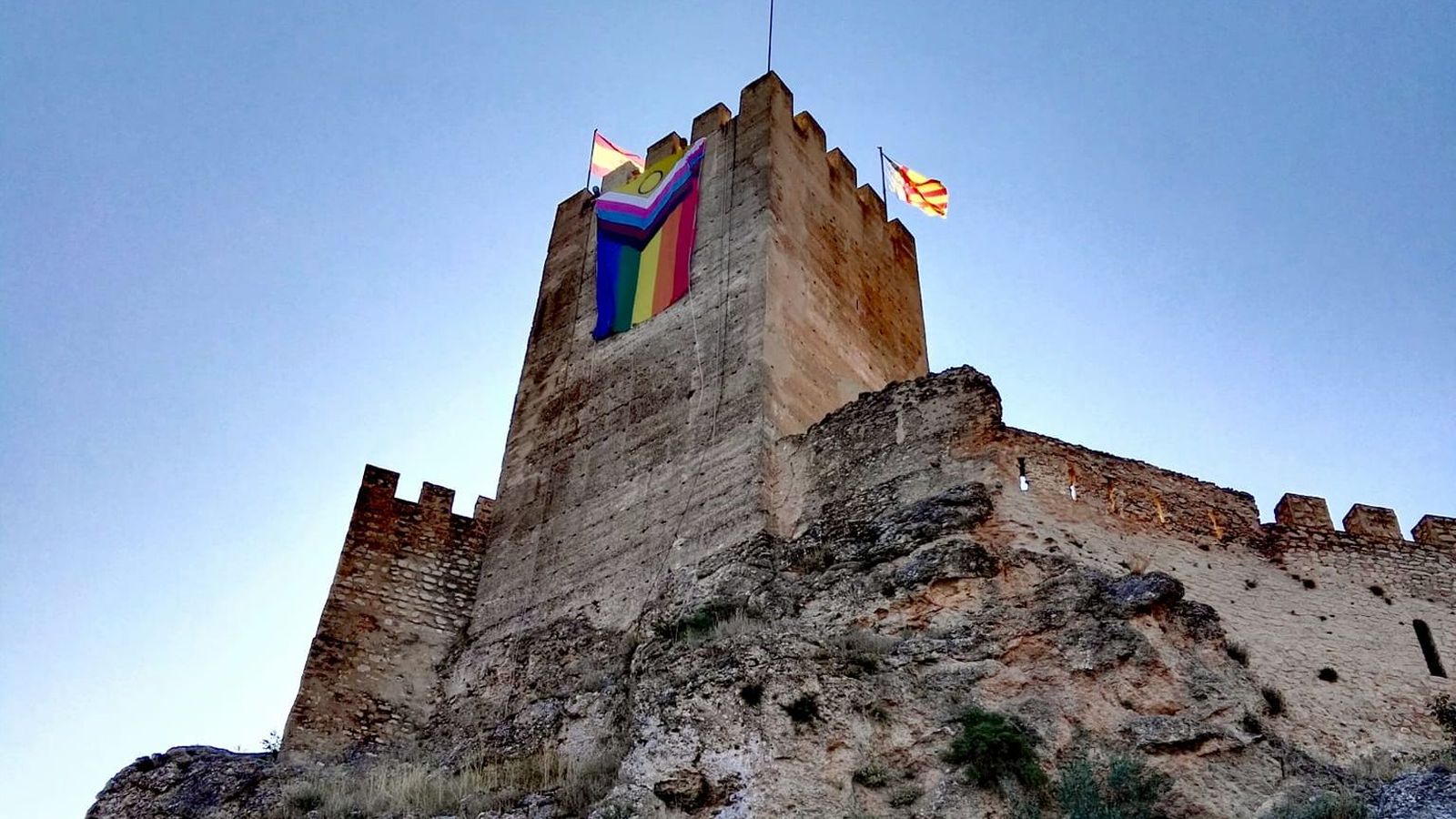 Penjada de la bandera de la igualtat al castell de Banyeres de Mariola