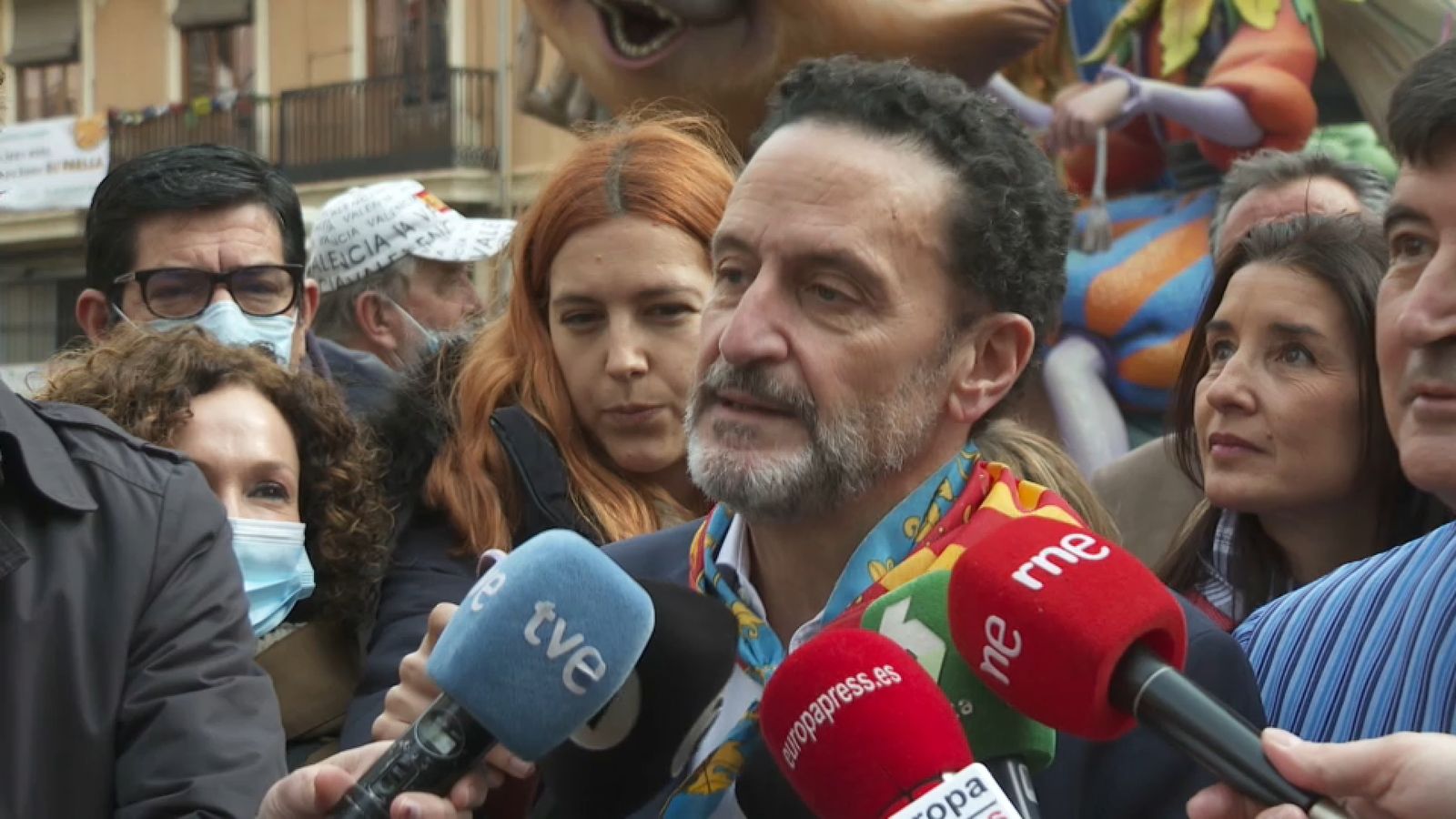 Edmundo Bal atén els mitjans de comunicació davant de la falla Convent de Jerusalem