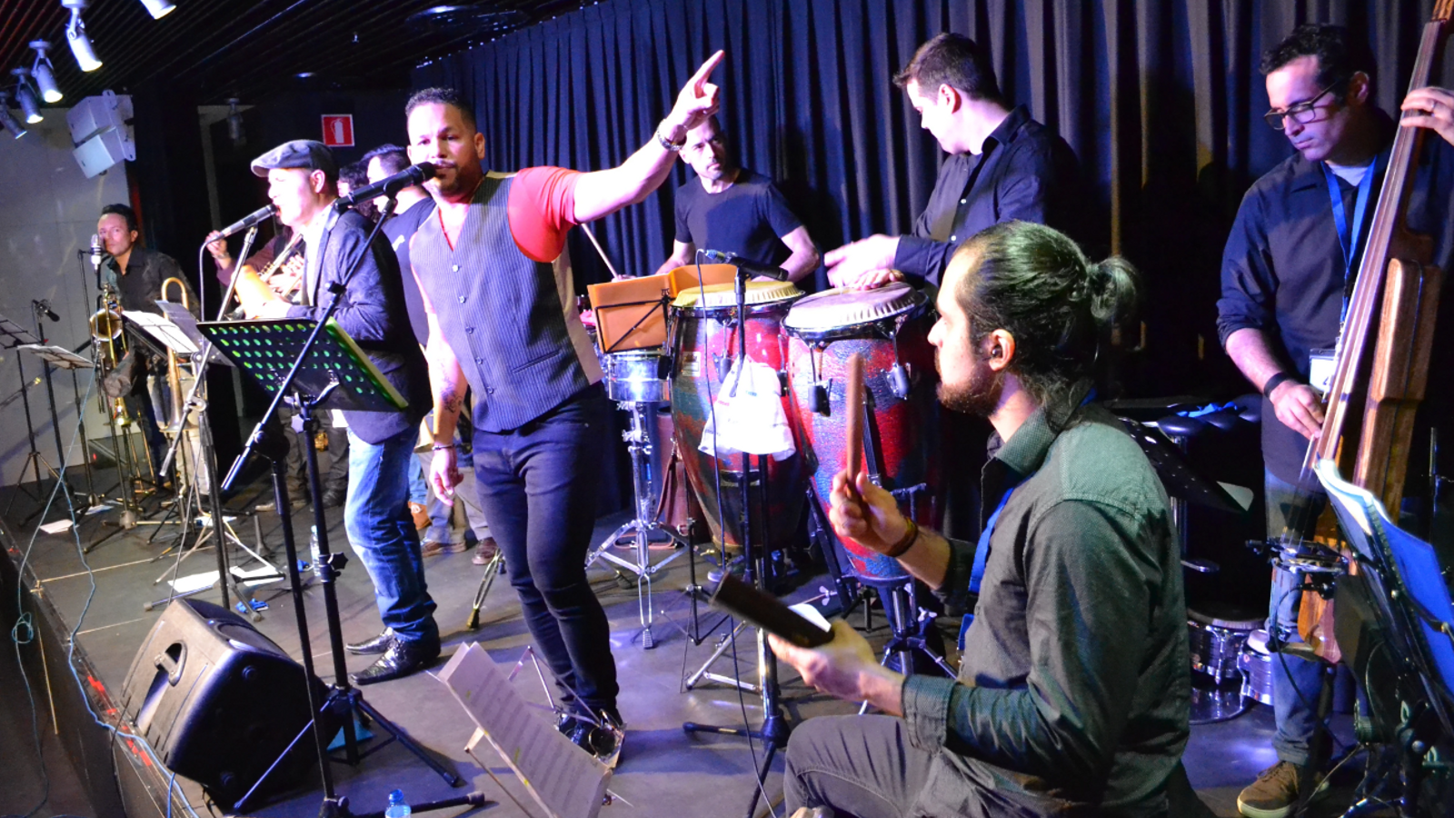 L'orquestra Plena 79, enmig d'una actuació