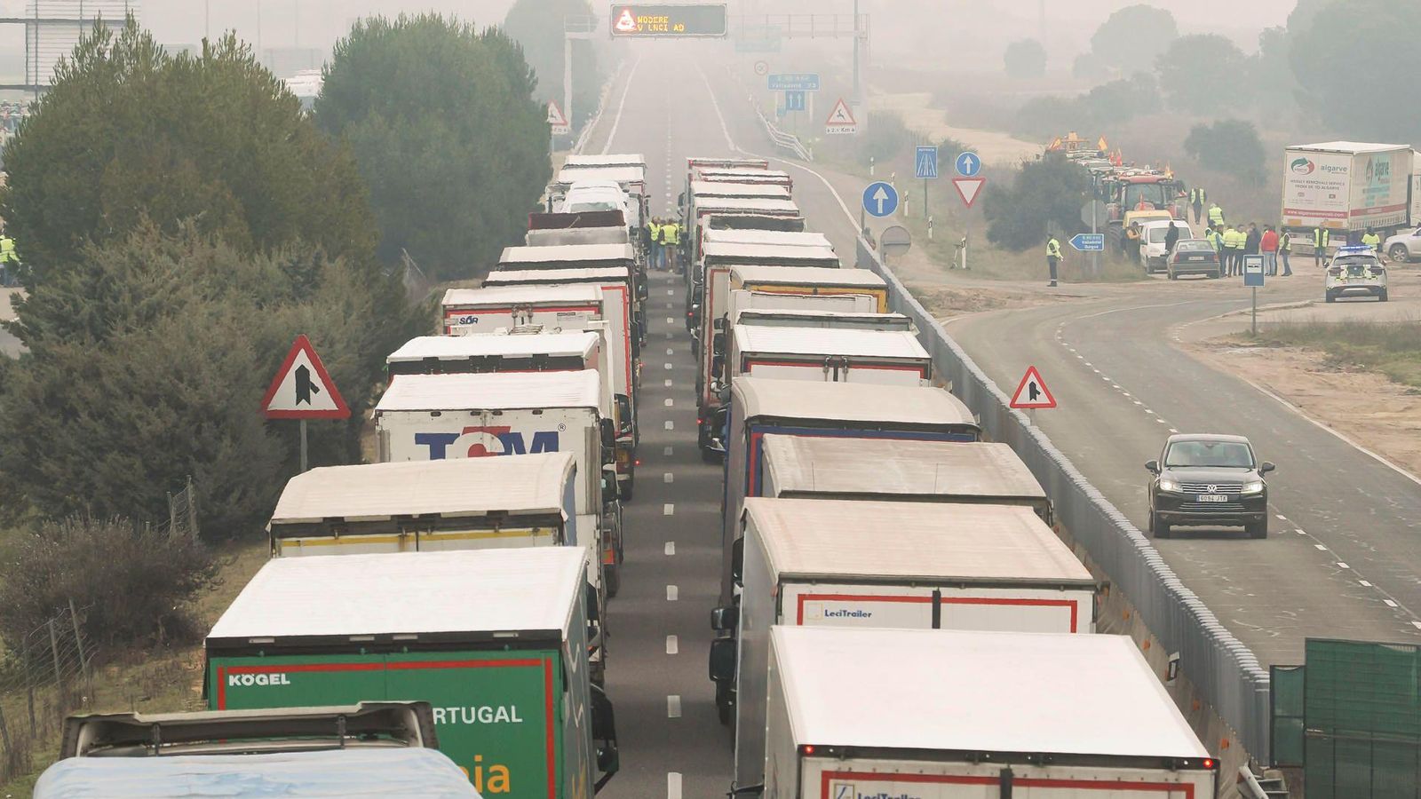 L'A-62, que creua la província de Valladolid, totalment tallada aquest dimarts pel matí