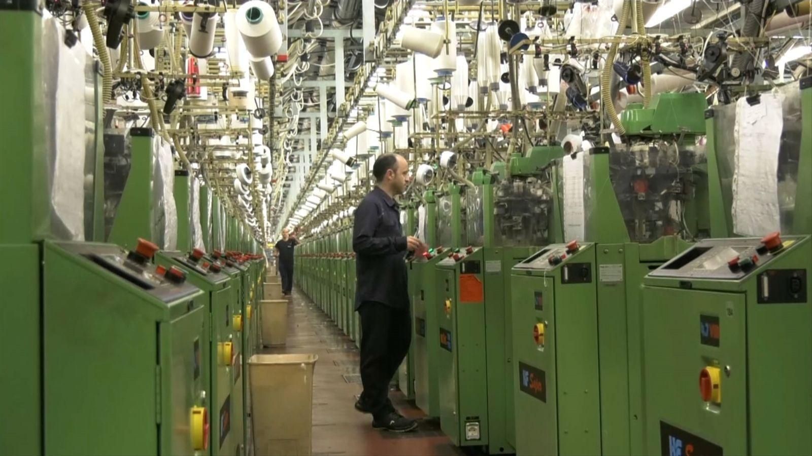 Un treballador de la planta de Marie Claire a Vilafranca en una imatge d'arxiu