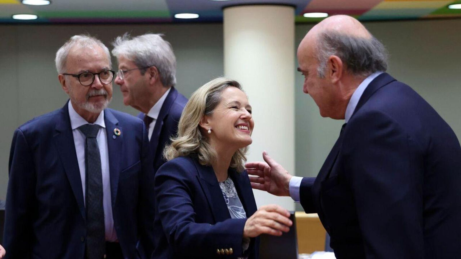 Calviño (centre) saluda l'exministre espanyol i president del BCE, Luis de Guindos (dreta), en la reunió de l'Ecofin d'aquest divendres