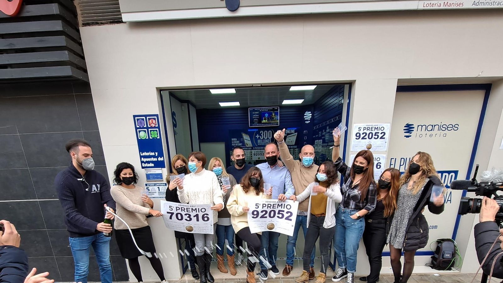 Dos dels tres cinquens premiats que ha venut l'administració Loteria Manises Dos dels tres cinquens premiats que ha venut l'administració Loteria Manises