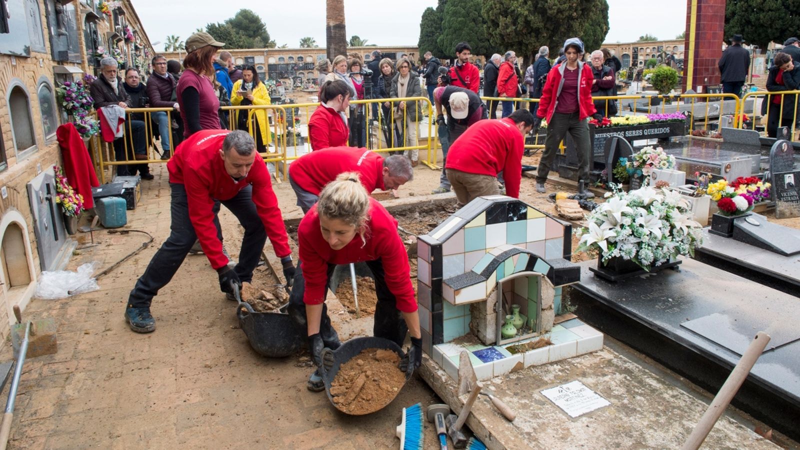 Inici de les exhumacions de la fossa 115, aquest dilluns al cementeri de Paterna