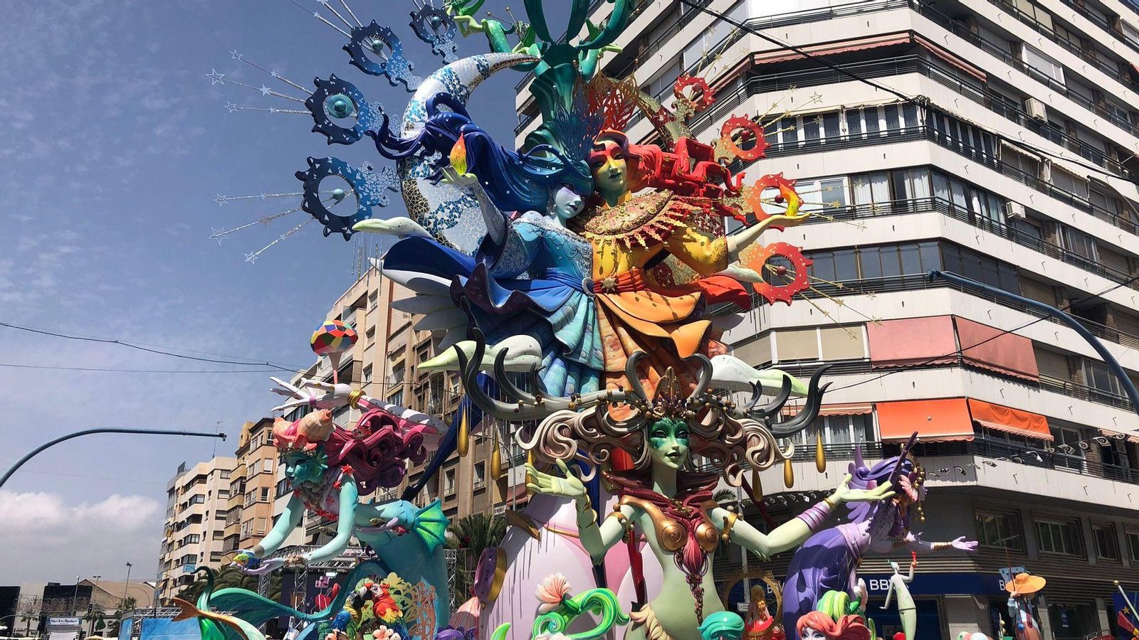 'Elemental', la foguera guanaydora del primer premi de la categoria especial, obra de David Sánchez per a la comissió Diputació-Renfe