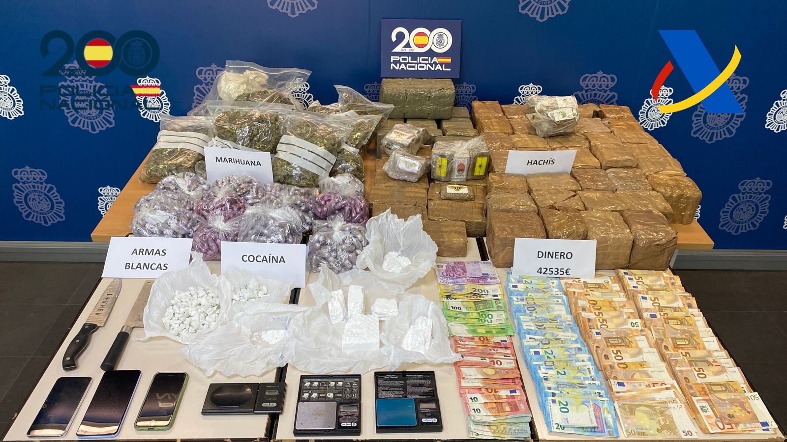 Els agents han intervingut 42.535 euros, 795 grams de cocaïna, tres quilos de marihuana i 65 quilos d'haixix, estimant-se un valor de mig milió d'euros