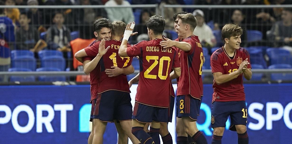 Els jugadors d'Espanya celebren el gol del valencià Fran Pérez