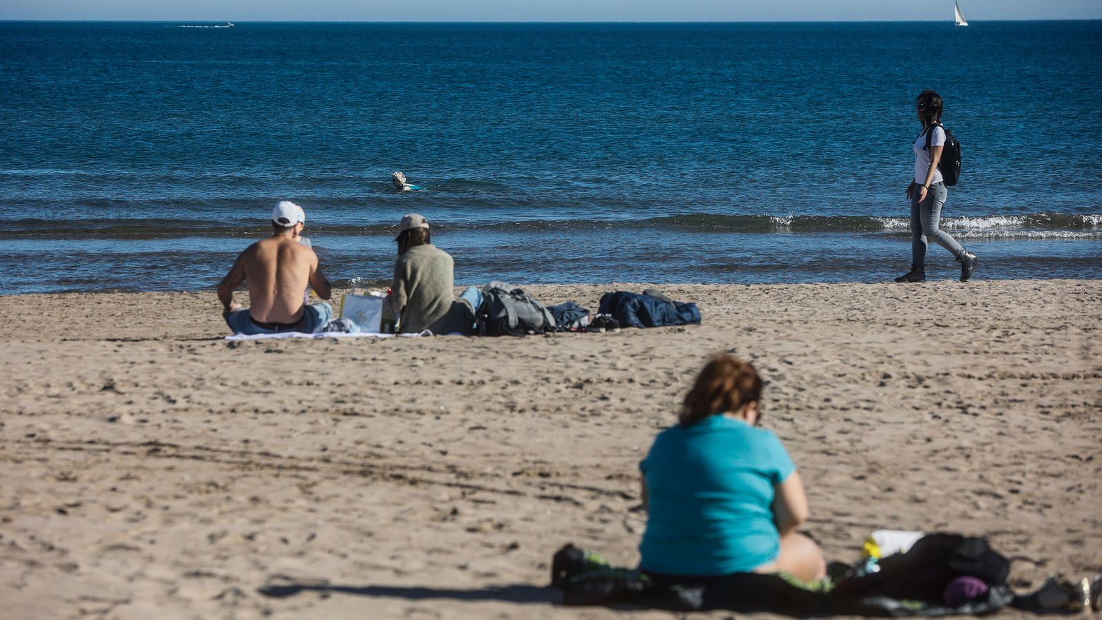 ROBER SOLSONA…2022124……VALENCIA…LA PLAYA DE LA MALVARROSA (VALENCIA) LLENA DE GENTE, APROVECHANDO LAS ALTAS TEMPERATURAS, EN PLENA NAVIDAD.