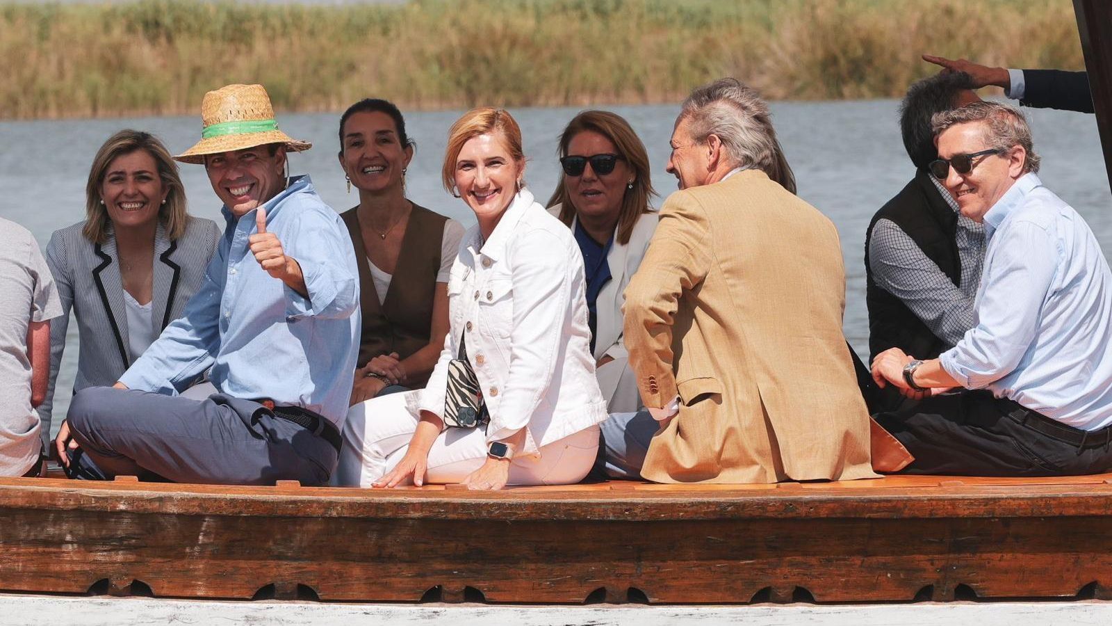 Carlos Mazón i altres membres del Consell este dimecres a l'Albufera