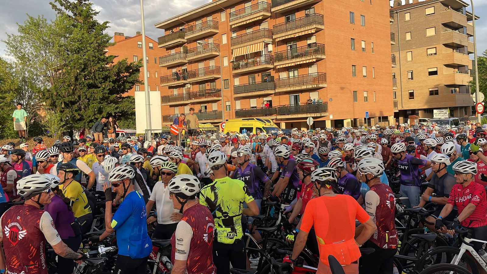 12.000 participants, 9.500 de la Quebrantahuesos i 2.500 de la Treparriscos, van prendre l'eixida de Samianigo, a Osca