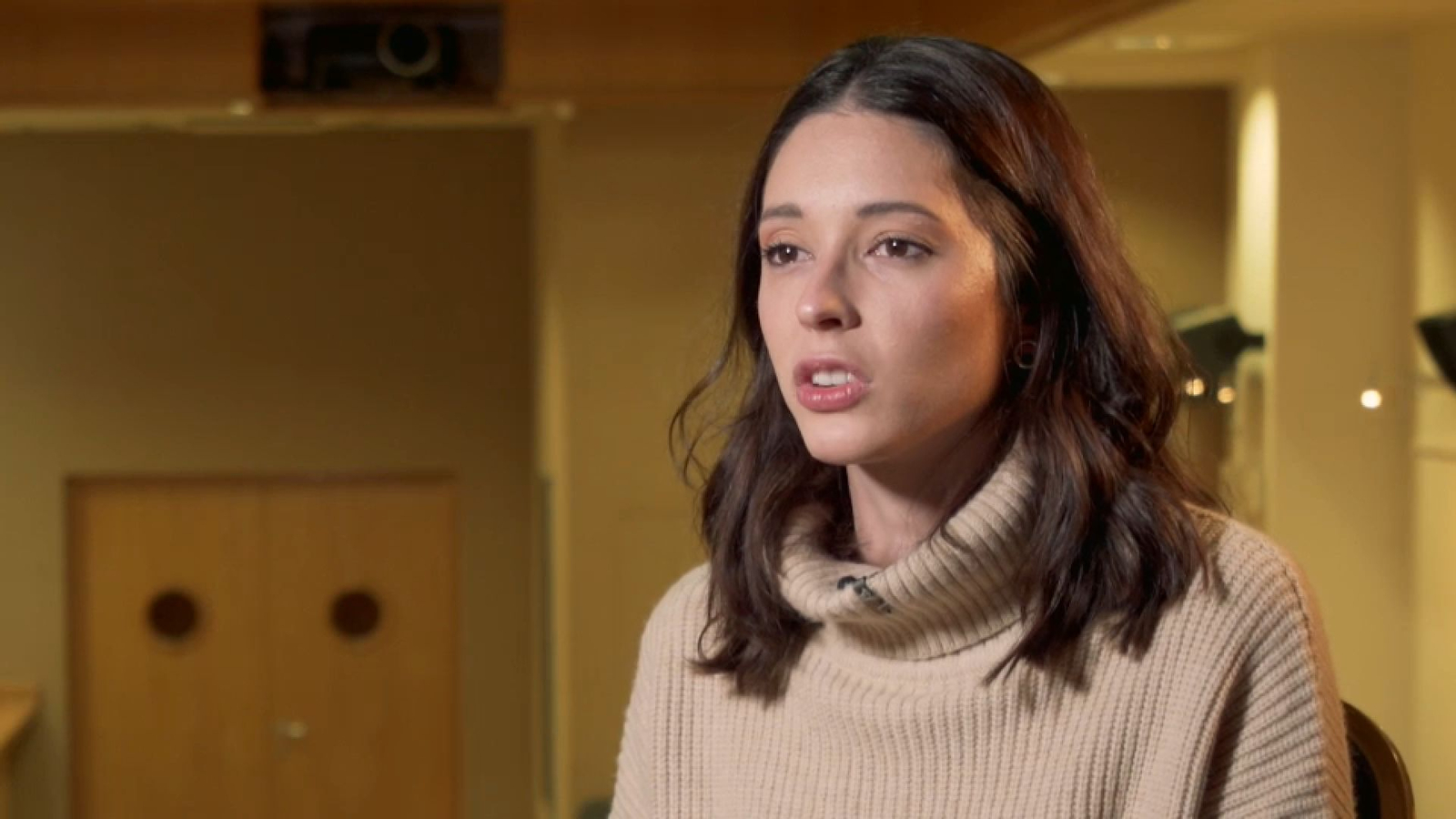 Amb els ulls lluents parla Paula, la veïna i música de Parcent